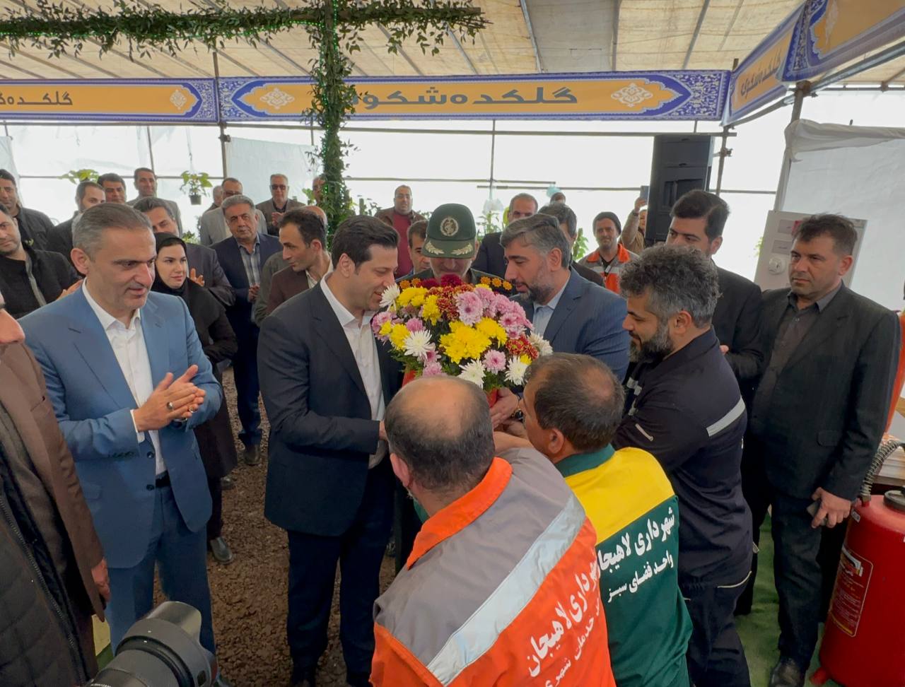 در آستانه ۲۵ اسفند سالروز شهادت شهید مهدی باکری و روز شهردار  کارکنان شهرداری لاهیجان از زحمات رضا زنده دل، شهردار لاهیجان قدردانی کردند